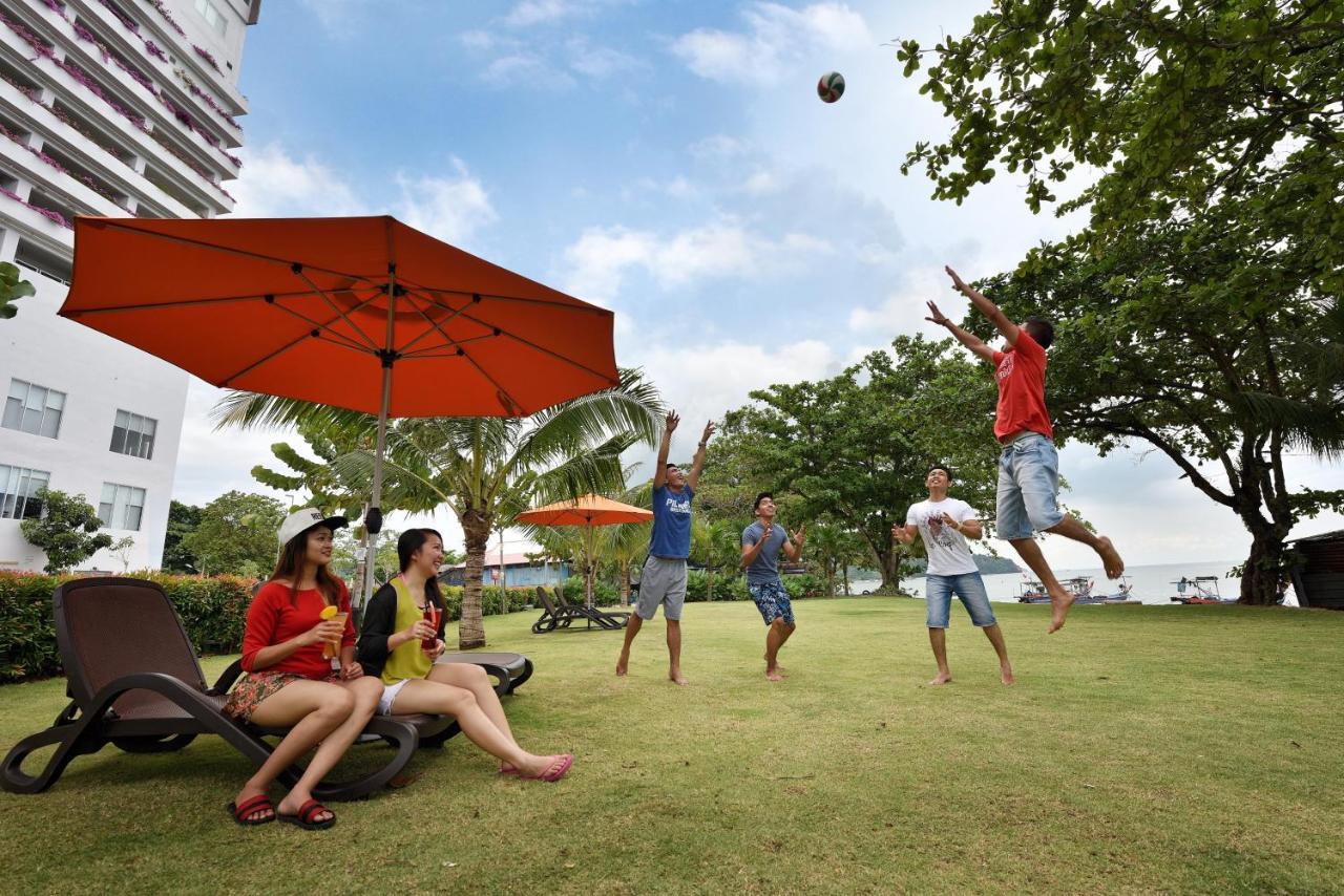 באייאן לפאס Lexis Suites Penang מראה חיצוני תמונה The lawn at the beach resort