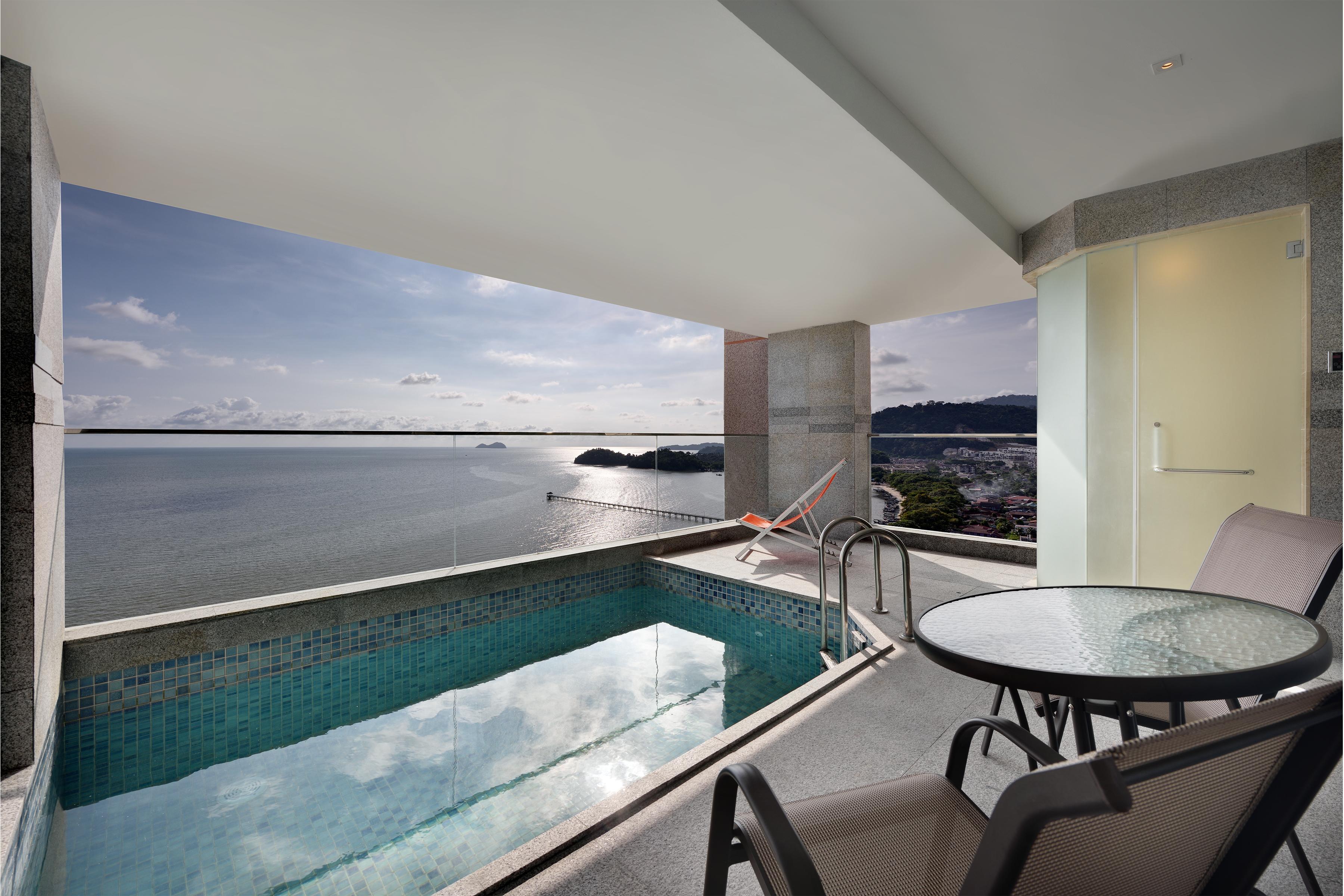 באייאן לפאס Lexis Suites Penang מראה חיצוני תמונה A view of the ocean from a hotel room at the resort