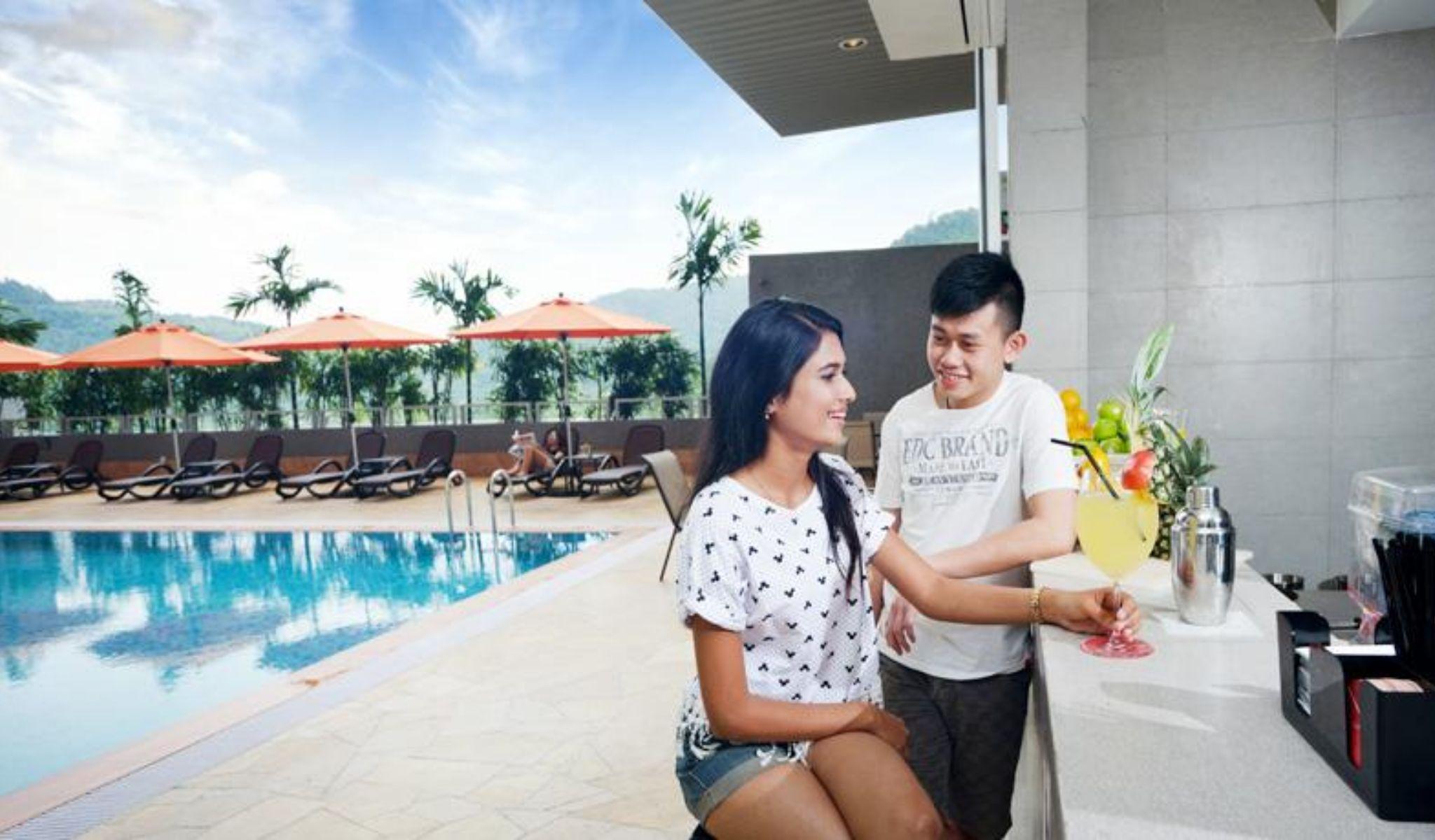 באייאן לפאס Lexis Suites Penang מראה חיצוני תמונה The swimming pool at the hotel