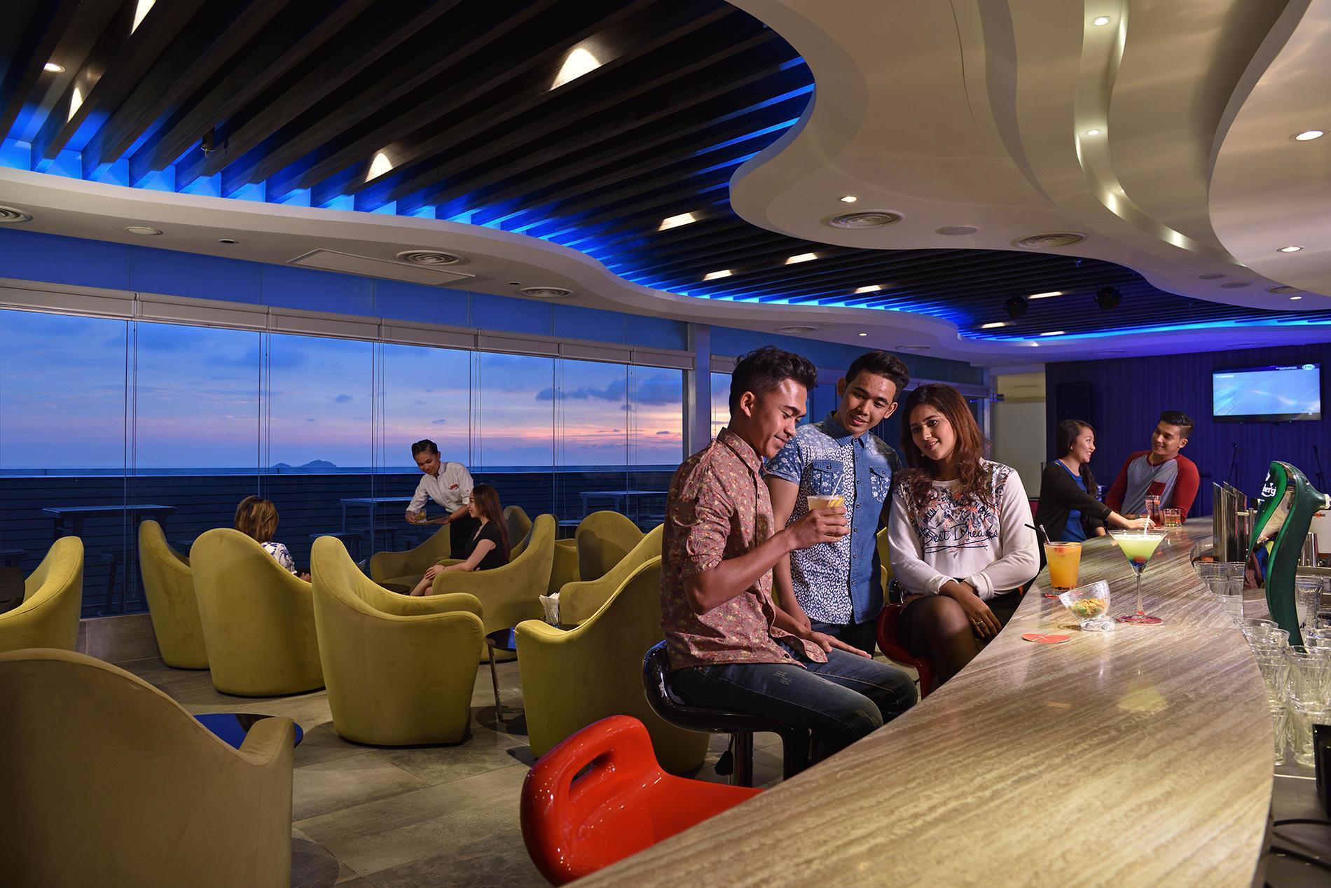 באייאן לפאס Lexis Suites Penang מראה חיצוני תמונה The Sky Bar