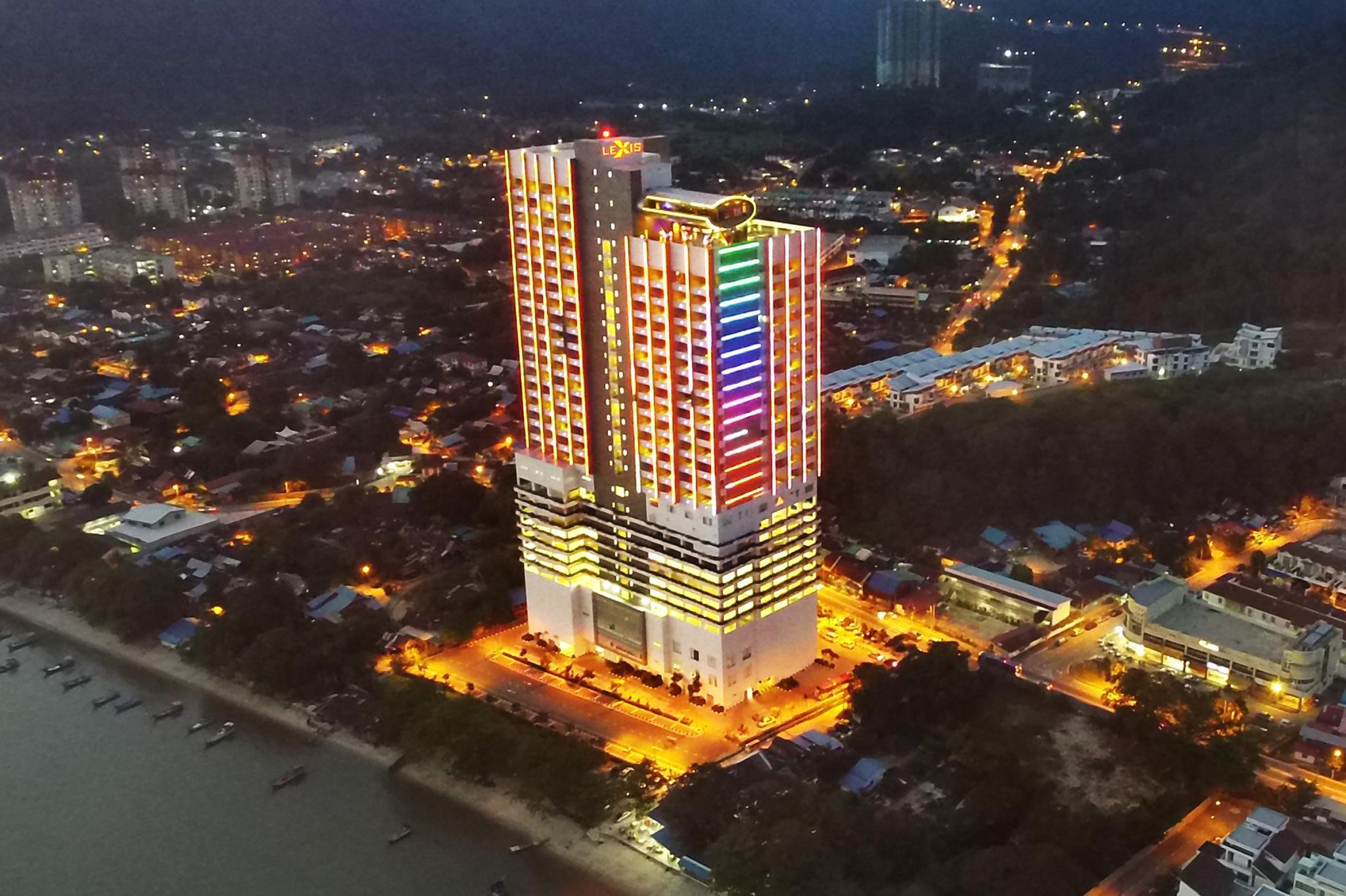 באייאן לפאס Lexis Suites Penang מראה חיצוני תמונה The hotel at night