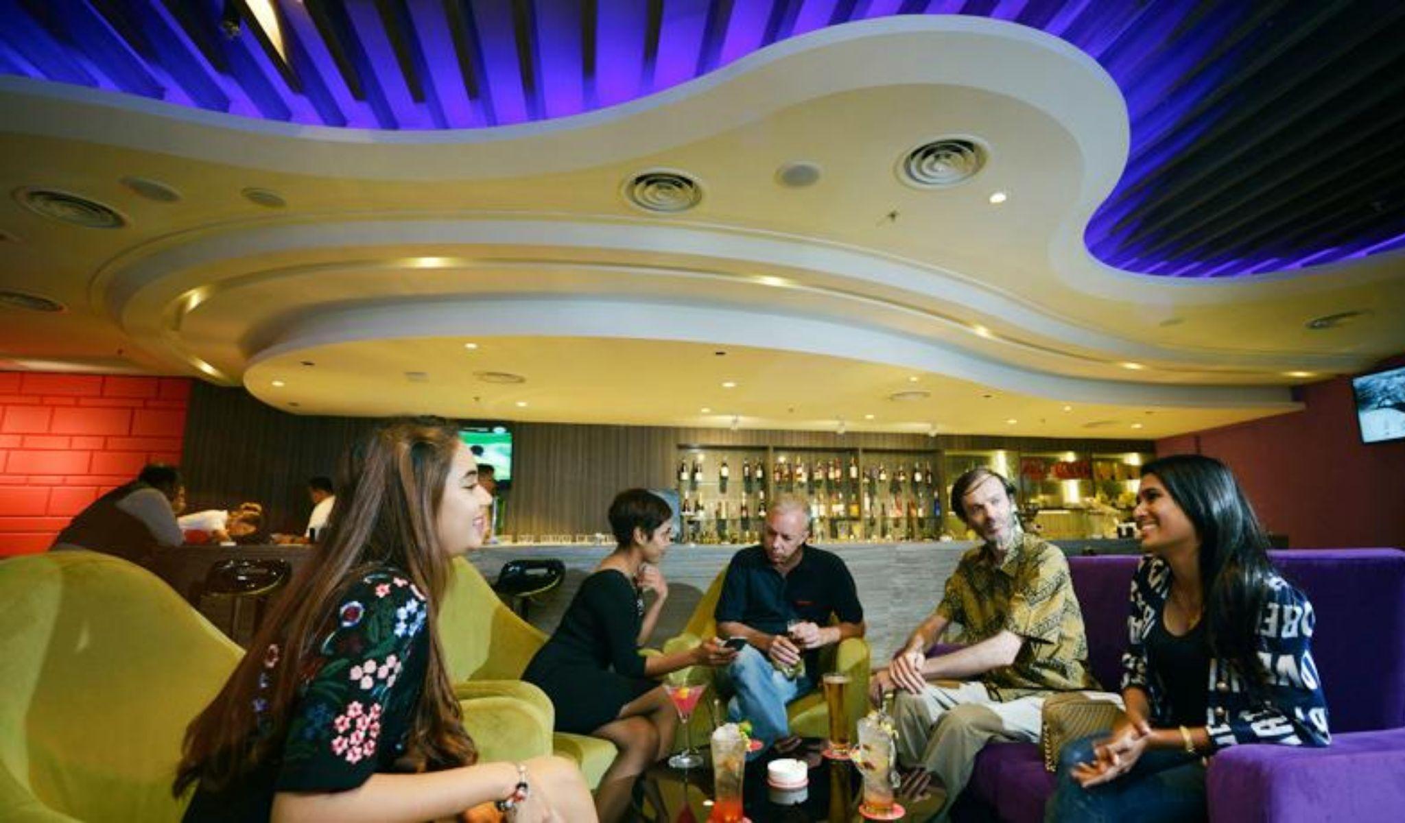 באייאן לפאס Lexis Suites Penang מראה חיצוני תמונה The bar at the 101 bar