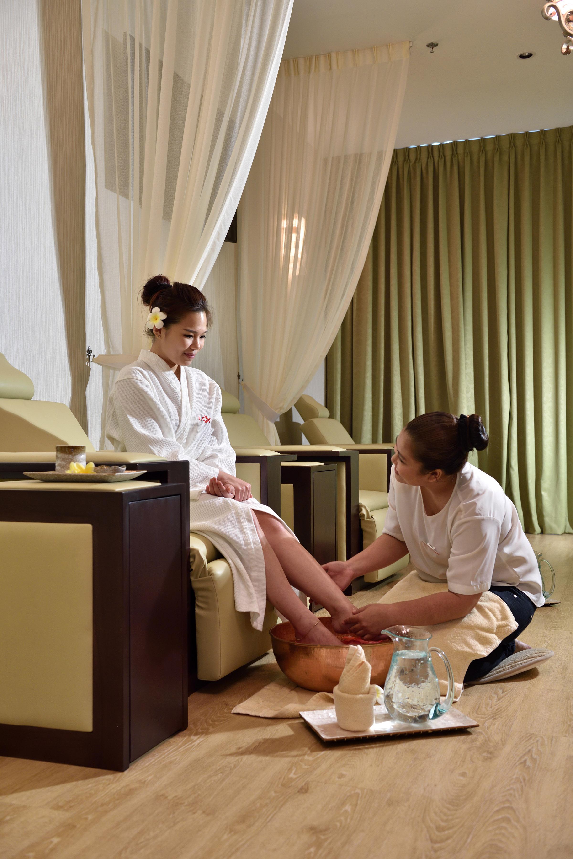 באייאן לפאס Lexis Suites Penang מראה חיצוני תמונה A foot massage