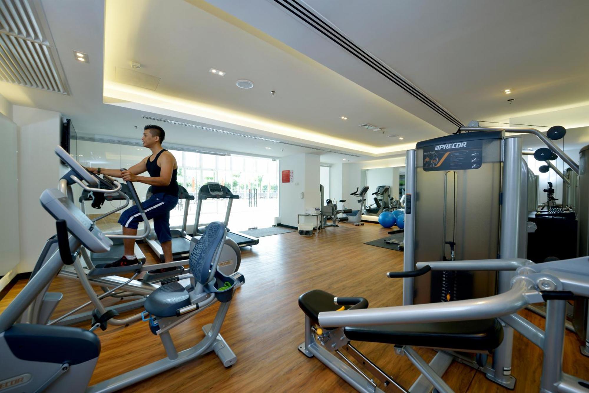 באייאן לפאס Lexis Suites Penang מראה חיצוני תמונה The gym at the hotel