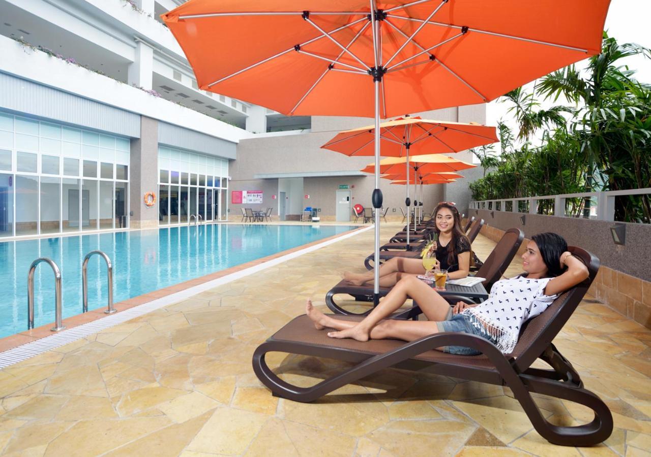 באייאן לפאס Lexis Suites Penang מראה חיצוני תמונה Poolside at the hotel