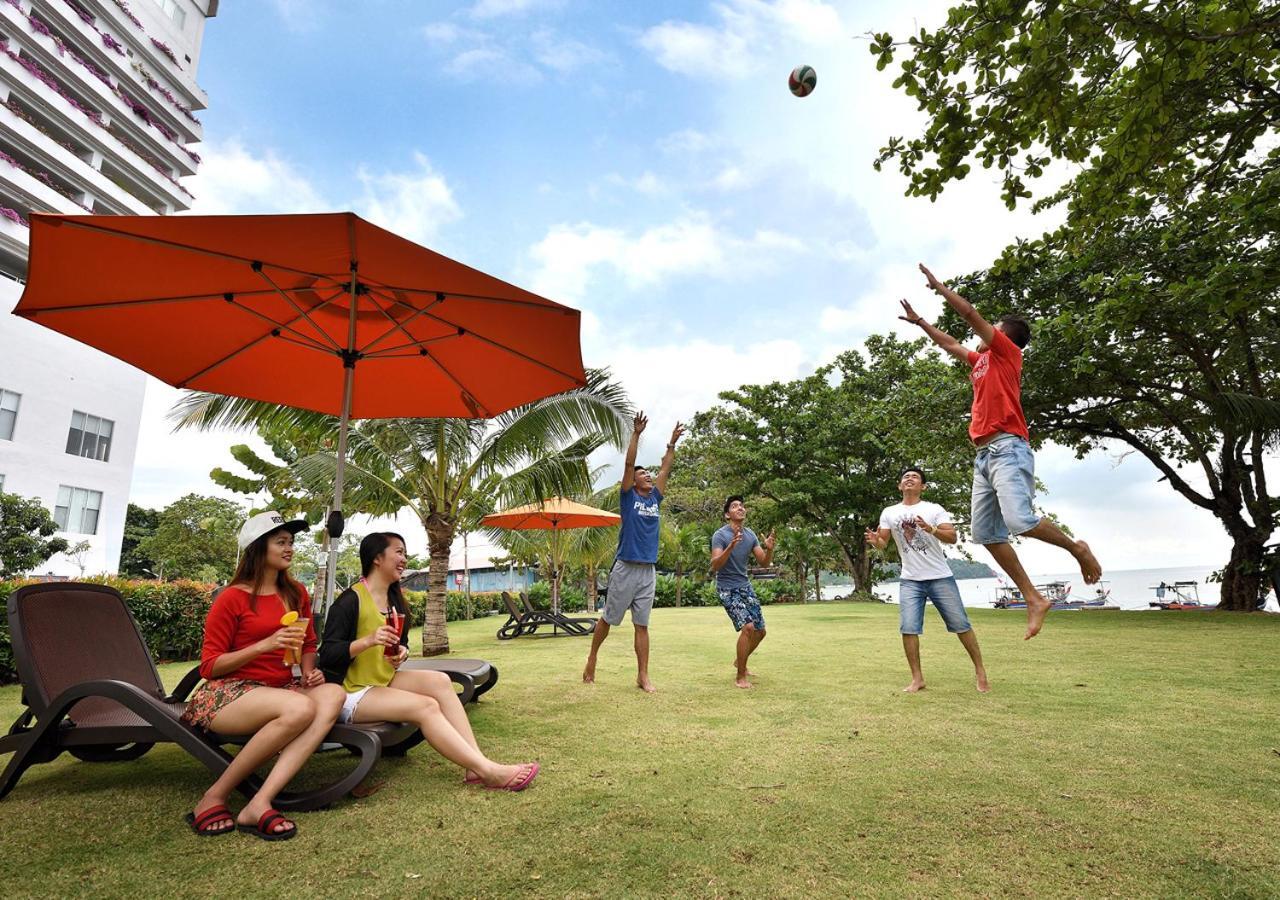 באייאן לפאס Lexis Suites Penang מראה חיצוני תמונה Students playing frisbee at the university campus